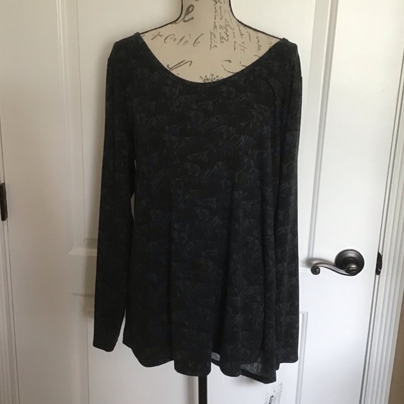 LuLaRoe Tops - 2XL LulaRoe Lynnae   T-shirt in Geometric Pattern